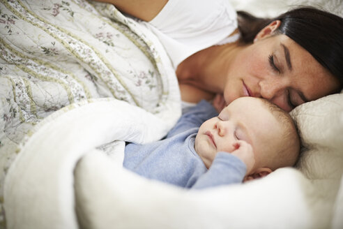 Mutter und Baby schlafen im Bett - FSF00659