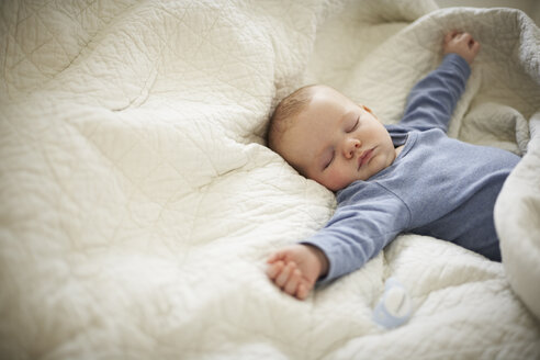 Baby schläft im Bett - FSF00661