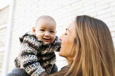 Glückliche Mutter hält ihr Baby im Freien - VABF01031