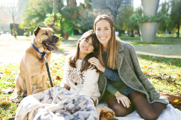 Mutter und Tochter mit Hund im Park - VABF01038