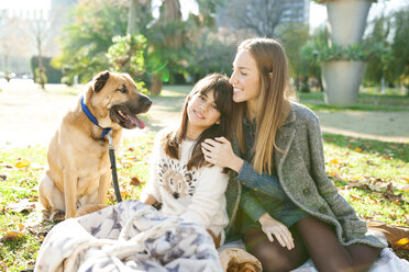 Mutter und Tochter mit Hund im Park - VABF01039