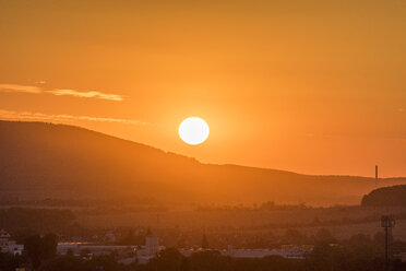 Deutschland, Sachsen-Anhalt, Wernigerode, Sonnenuntergang - PVCF00960