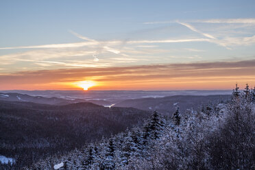 Deutschland, Sachsen-Anhalt, Nationalpark Harz, Sonnenuntergang im Winter - PVCF00961