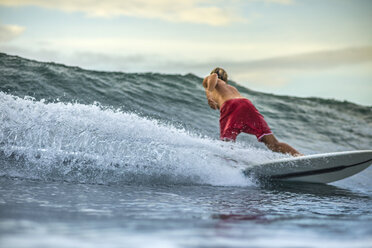 Indonesien, Bali, Mann beim Surfen - KNTF00613