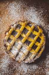 Erdbeerkuchen auf Holz, bestreut mit Puderzucker - GIOF01721