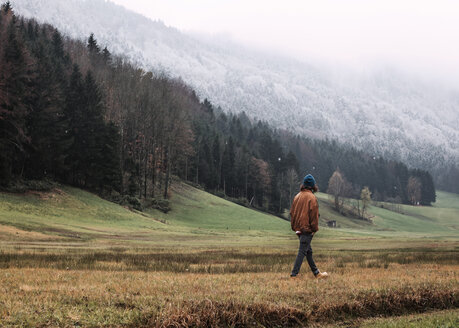 Österreich, Mondsee, Rückenansicht eines jungen Mannes bei einem Herbstspaziergang - WVF00807