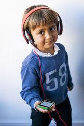 Kleiner Junge hört mit Kopfhörern Musik auf seinem Smartphone - VABF01050