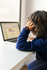 Kleiner Junge schaut auf Laptop - VABF01054