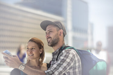 Rucksacktouristenpaar auf der Suche nach einer Wegbeschreibung in der Stadt - ZEF12474