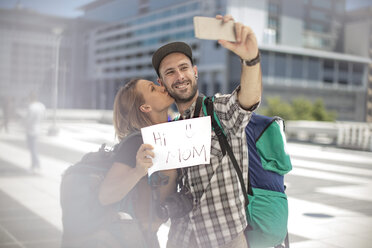 Pärchen mit Rucksack macht ein Selfie in der Stadt - ZEF12475