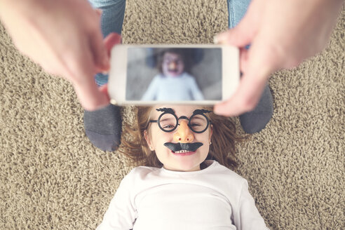 Mutter fotografiert ihre Tochter mit dem Smartphone - RTBF00605