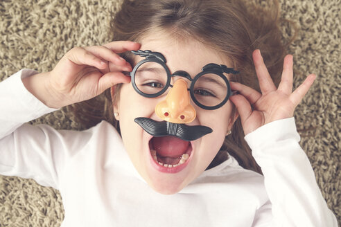 Portrait of screaming little girl wearing funny glasses - RTBF00606