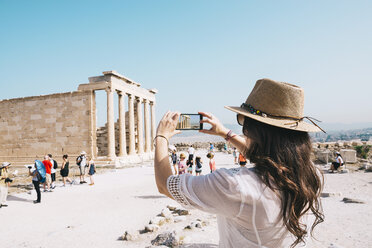 Griechenland, Athen, Frau, die ein Handy-Foto vom Erechtheion-Tempel auf der Akropolis macht - GEMF01401