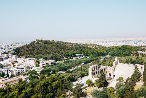 Griechenland, Athen, Die Stadt und das Odeon des Herodes Atticus von der Akropolis aus gesehen - GEMF01402