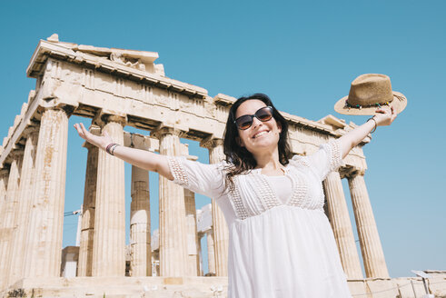 Griechenland, Athen, glückliche Frau beim Besuch des Parthenon-Tempels auf der Akropolis - GEMF01403