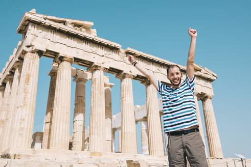 Griechenland, Athen, glücklicher Mann beim Besuch des Parthenon-Tempels auf der Akropolis - GEMF01404