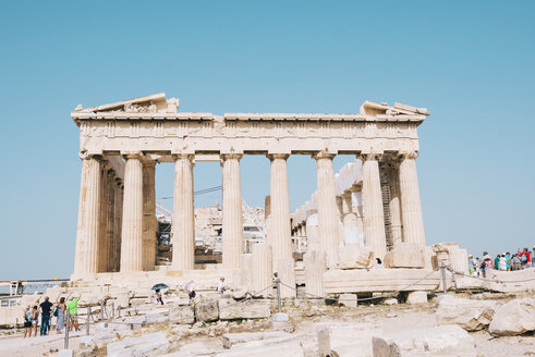 Griechenland, Athen, Touristen beim Besuch des Parthenon-Tempels auf der Akropolis - GEMF01405