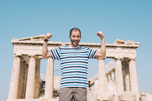 Griechenland, Athen, glücklicher Mann beim Besuch des Parthenon-Tempels auf der Akropolis - GEMF01406