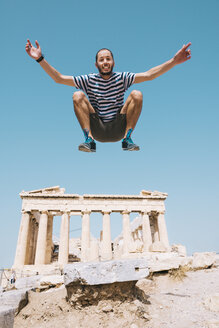 Griechenland, Athen, Mann springt in der Luft am Parthenon-Tempel auf der Akropolis - GEMF01407