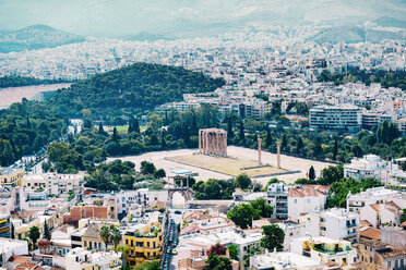 Griechenland, Athen, Das Olympieion und die Stadt von der Akropolis aus gesehen - GEMF01408