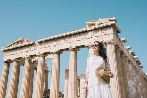 Griechenland, Athen, lächelnde Frau beim Besuch des Parthenon-Tempels auf der Akropolis - GEMF01409