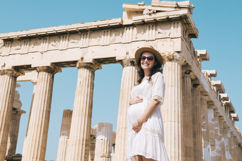 Griechenland, Athen, schwangere Frau beim Besuch des Parthenon-Tempels auf der Akropolis, lizenzfreies Stockfoto