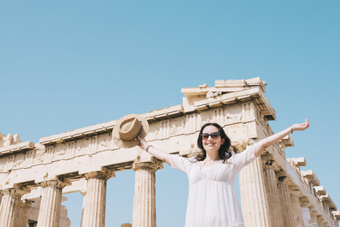 Griechenland, Athen, glückliche Frau beim Besuch des Parthenon-Tempels auf der Akropolis - GEMF01411
