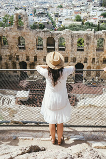 Griechenland, Athen, Frau mit Blick auf das Odeon des Herodes Atticus am Hang der Akropolis - GEMF01412