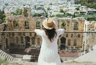 Griechenland, Athen, Frau mit Blick auf das Odeon des Herodes Atticus am Hang der Akropolis - GEMF01413