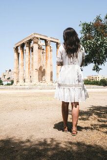 Griechenland, Athen, Frau beim Besuch des Olympieions mit der Akropolis im Hintergrund - GEMF01414