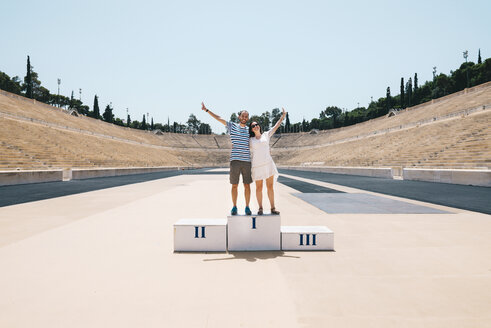 Griechenland, Athen, Paar auf dem Podium beim Feiern im Panathenäischen Stadion - GEMF01419