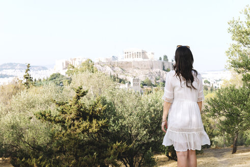 Griechenland, Athen, Frau mit Blick auf die Akropolis und den Parthenon umgeben von Olivenbäumen vom Areopag aus - GEMF01422
