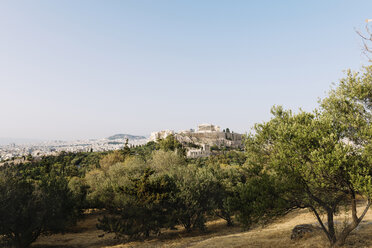 Griechenland, Athen, Akropolis und Parthenon umgeben von Olivenbäumen, gesehen vom Areopag - GEMF01423