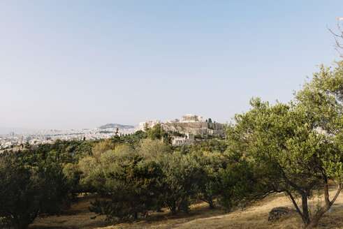 Griechenland, Athen, Akropolis und Parthenon umgeben von Olivenbäumen, gesehen vom Areopag - GEMF01423