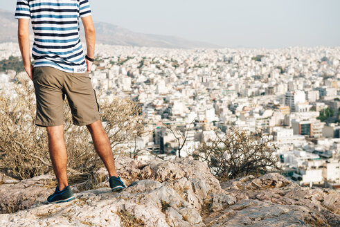 Griechenland, Athen, Tourist mit Blick auf die Stadt vom Areopag aus - GEMF01425