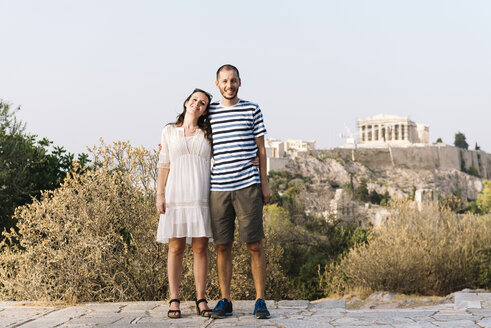 Griechenland, Athen, glückliches Paar auf dem Areopag mit der Akropolis und dem Parthenon im Hintergrund - GEMF01426