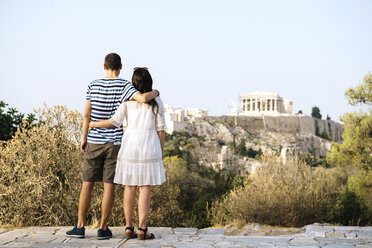 Griechenland, Athen, Paar mit Blick auf die Akropolis und Parthenon vom Areopag - GEMF01428