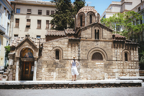 Griechenland, Athen, Frau genießt die Architektur der Kirche von Panaghia Kapnikarea - GEMF01433