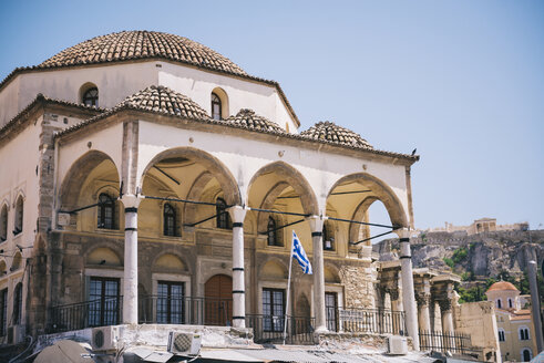 Griechenland, Athen, Keramikmuseum am Monastiraki-Platz mit der Akropolis im Hintergrund - GEMF01435