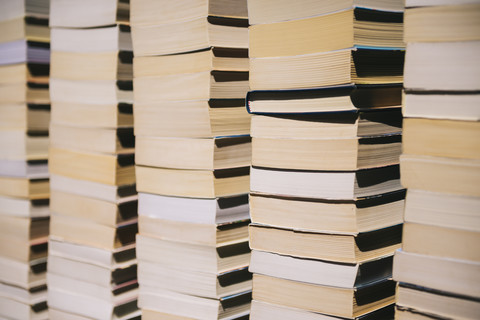 Stapel von alten Büchern auf einem Flohmarkt, lizenzfreies Stockfoto