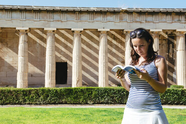 Griechenland, Athen, Frau liest ein Buch vor dem Hephaisteion auf der Agora - GEMF01441