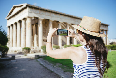 Griechenland, Athen, Frau fotografiert mit dem Handy das Hephaisteion auf der Agora - GEMF01442