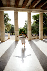 Griechenland, Athen, Tourist beim Besuch der Stoa des Attalos auf der Agora - GEMF01443