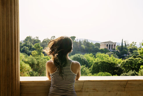 Griechenland, Athen, Frau mit Blick auf das Hephaisteion von der Stoa des Attalos auf der Agora - GEMF01444