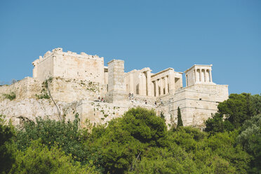 Griechenland, Athen, Die Akropolis umgeben von Pinien an einem sonnigen Tag - GEMF01446