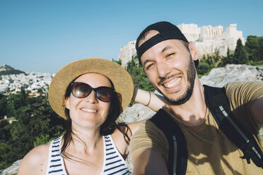 Griechenland, Athen, Selfie eines Paares mit der Akropolis im Hintergrund - GEMF01447