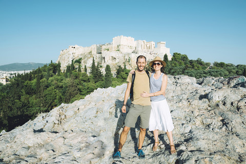 Griechenland, Athen, glückliches Paar mit der Akropolis im Hintergrund, lizenzfreies Stockfoto