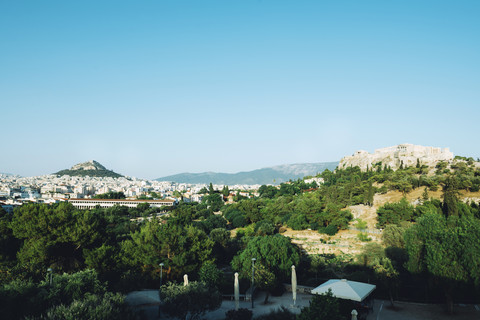 Griechenland, Athen, Akropolis und das Stadtzentrum an einem sonnigen Tag, lizenzfreies Stockfoto