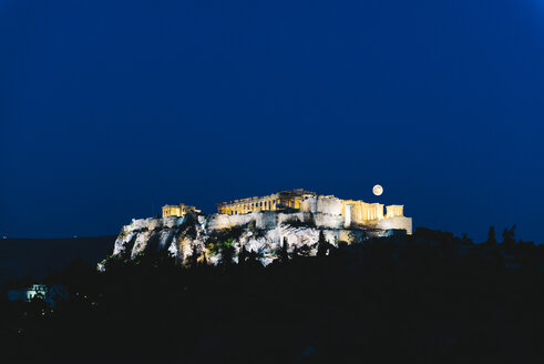 Griechenland, Athen, beleuchtete Akropolis in einer mondbeschienenen Nacht - GEMF01450