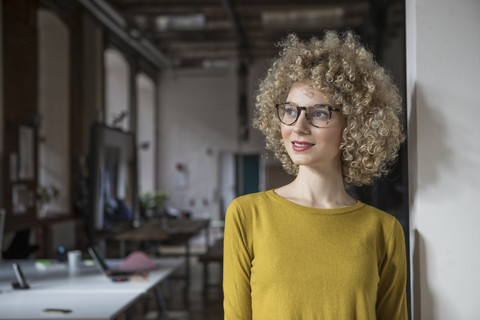 Porträt einer lächelnden Frau im Büro, lizenzfreies Stockfoto